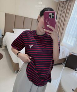 Alternative view of ÁO PHÔNG BASIC PRADA SỌC ĐỎ