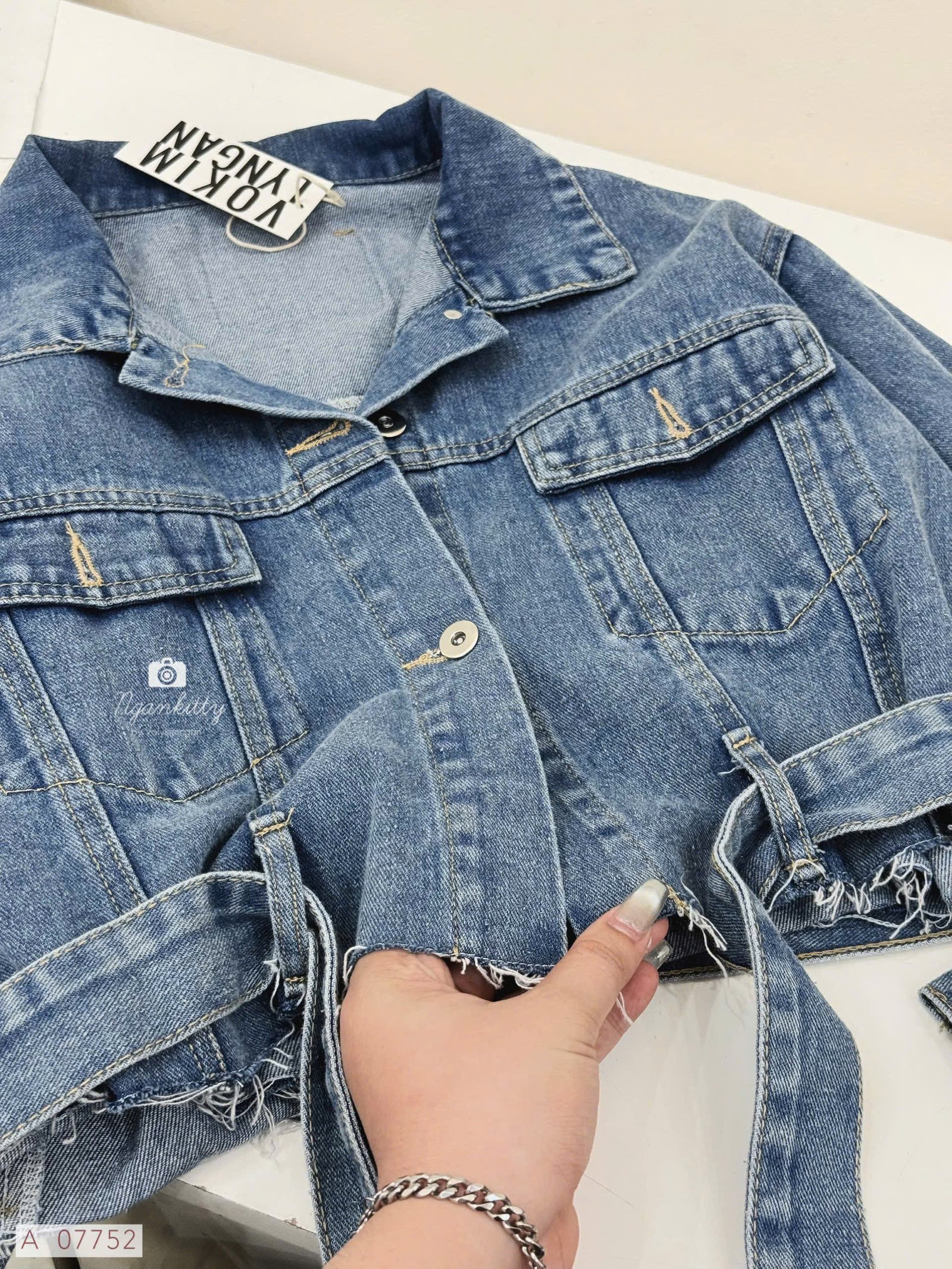 ÁO KHOÁC DENIM RÁCH - Hình ảnh 6