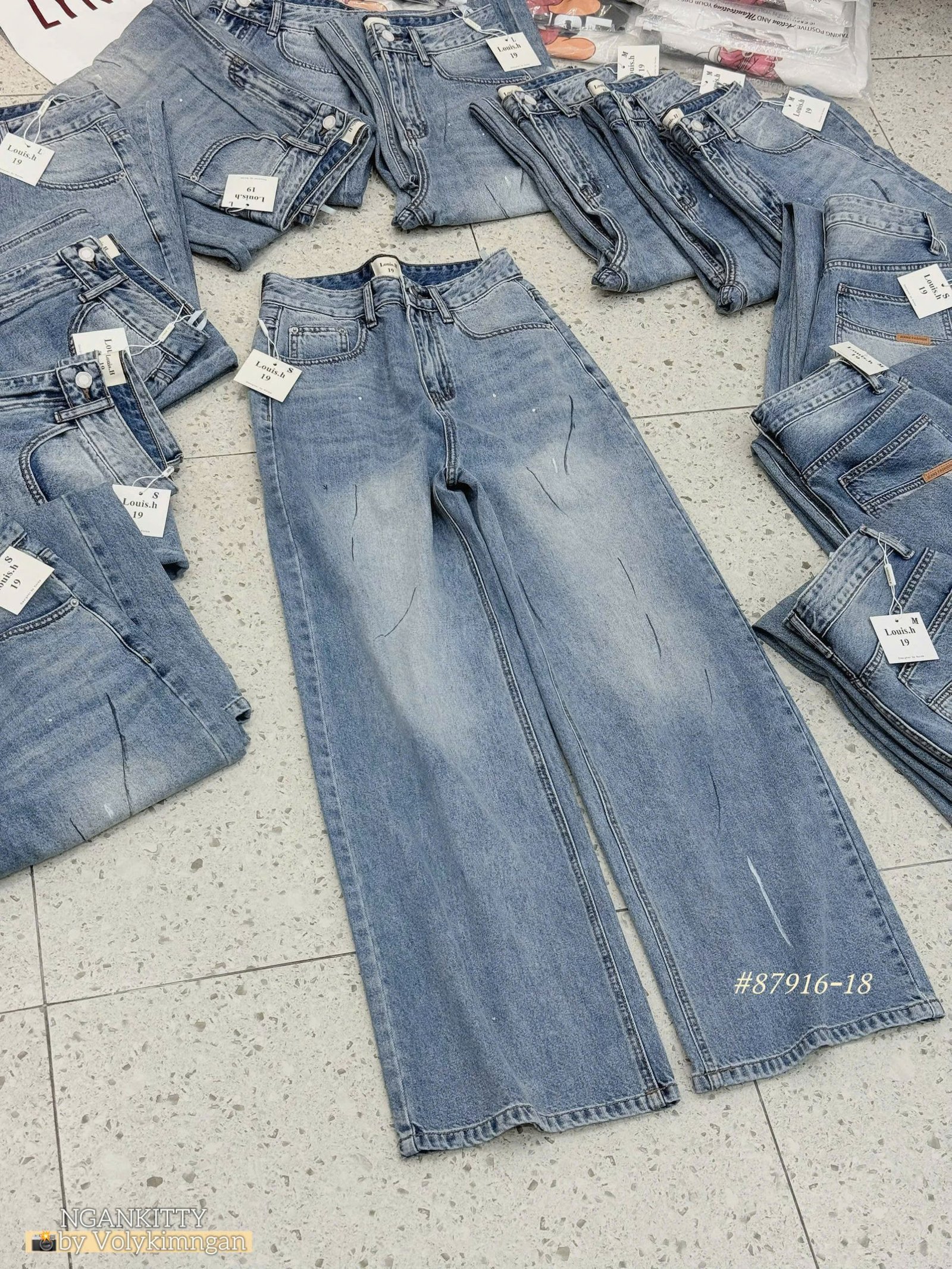 Quần jean suống vết đen