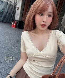 Alternative view of Áo viền ren kèm charm hoa