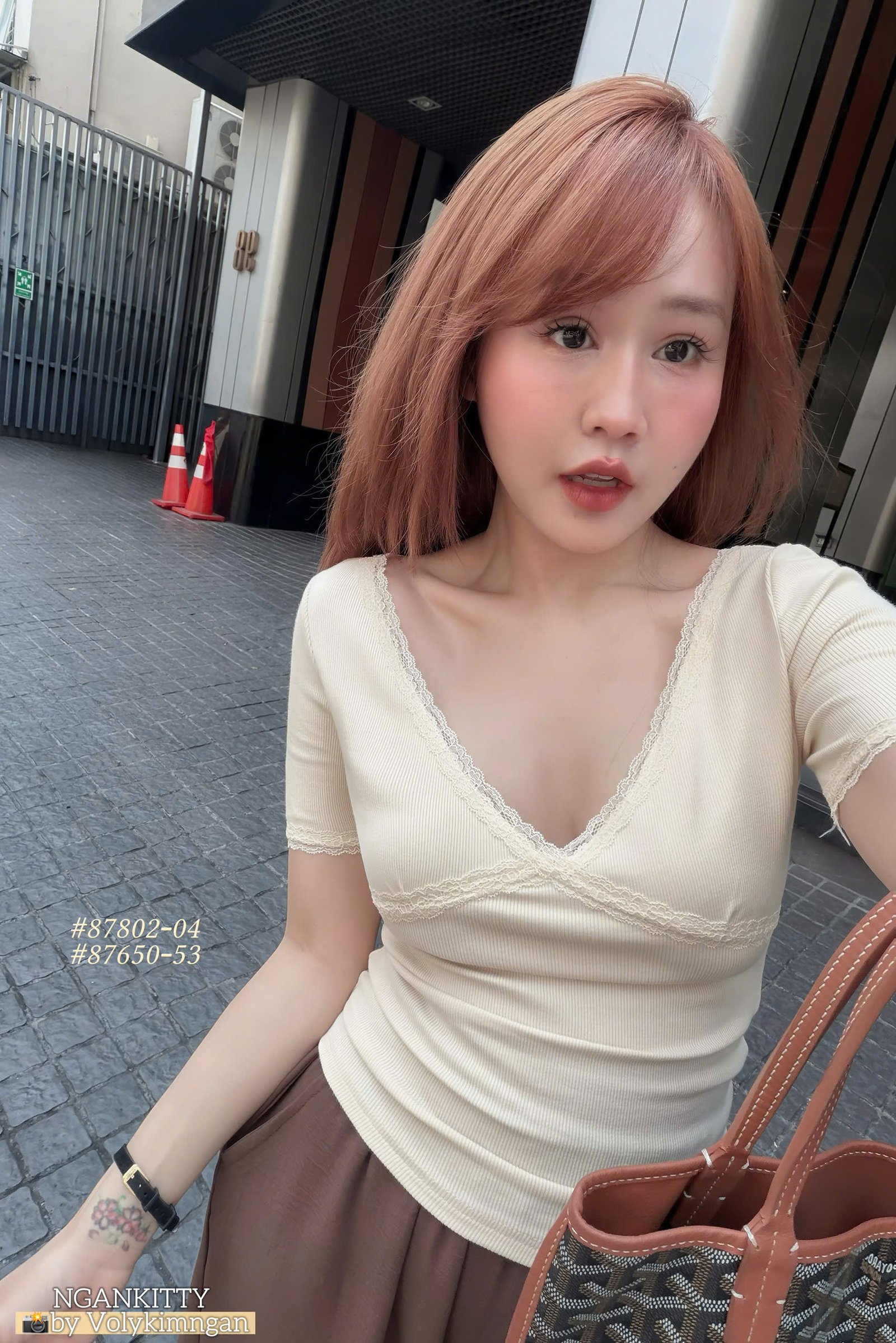 Áo viền ren kèm charm hoa - Ảnh 2