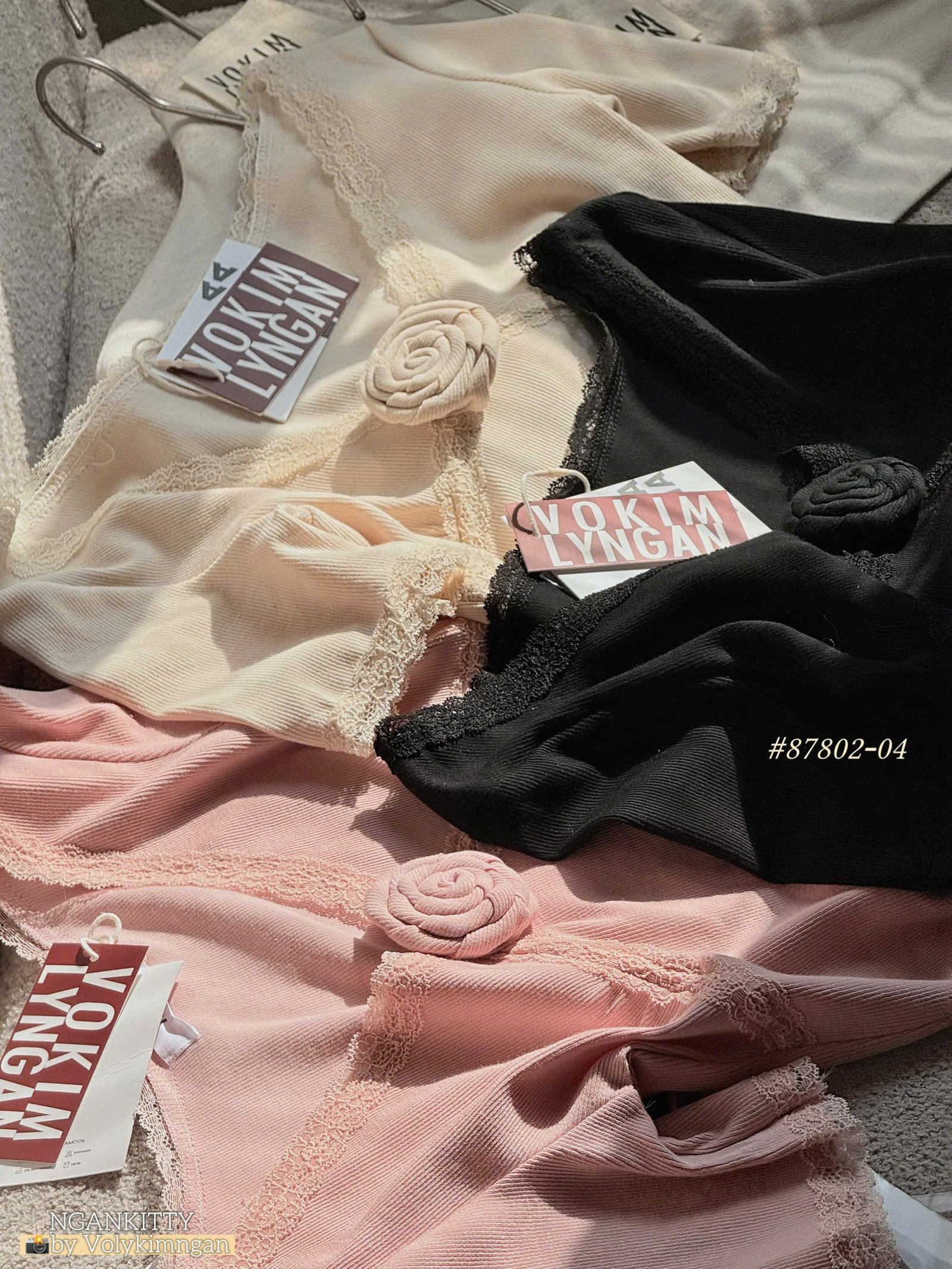 Áo viền ren kèm charm hoa - Ảnh 3