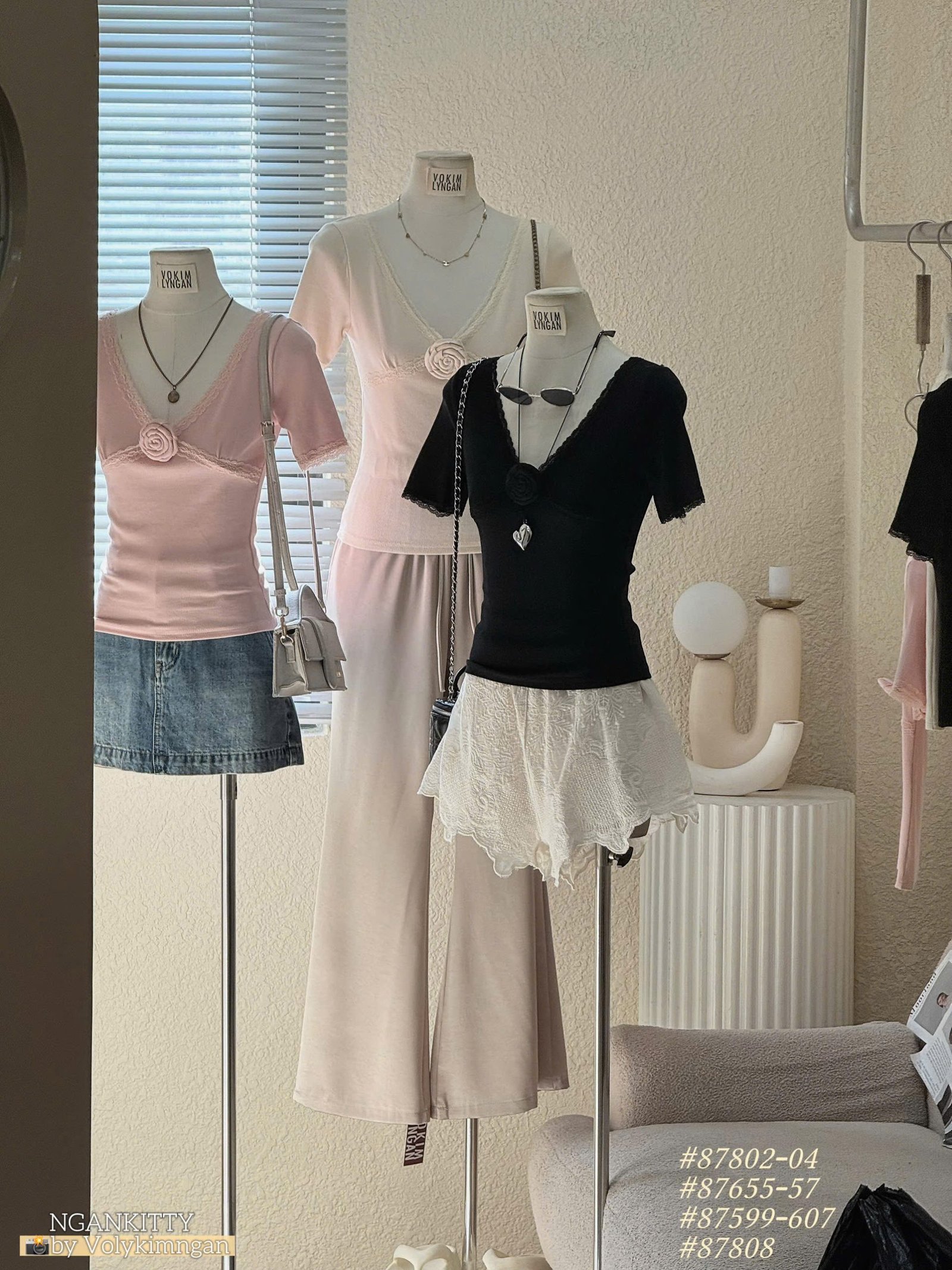 Áo viền ren kèm charm hoa - Ảnh 4