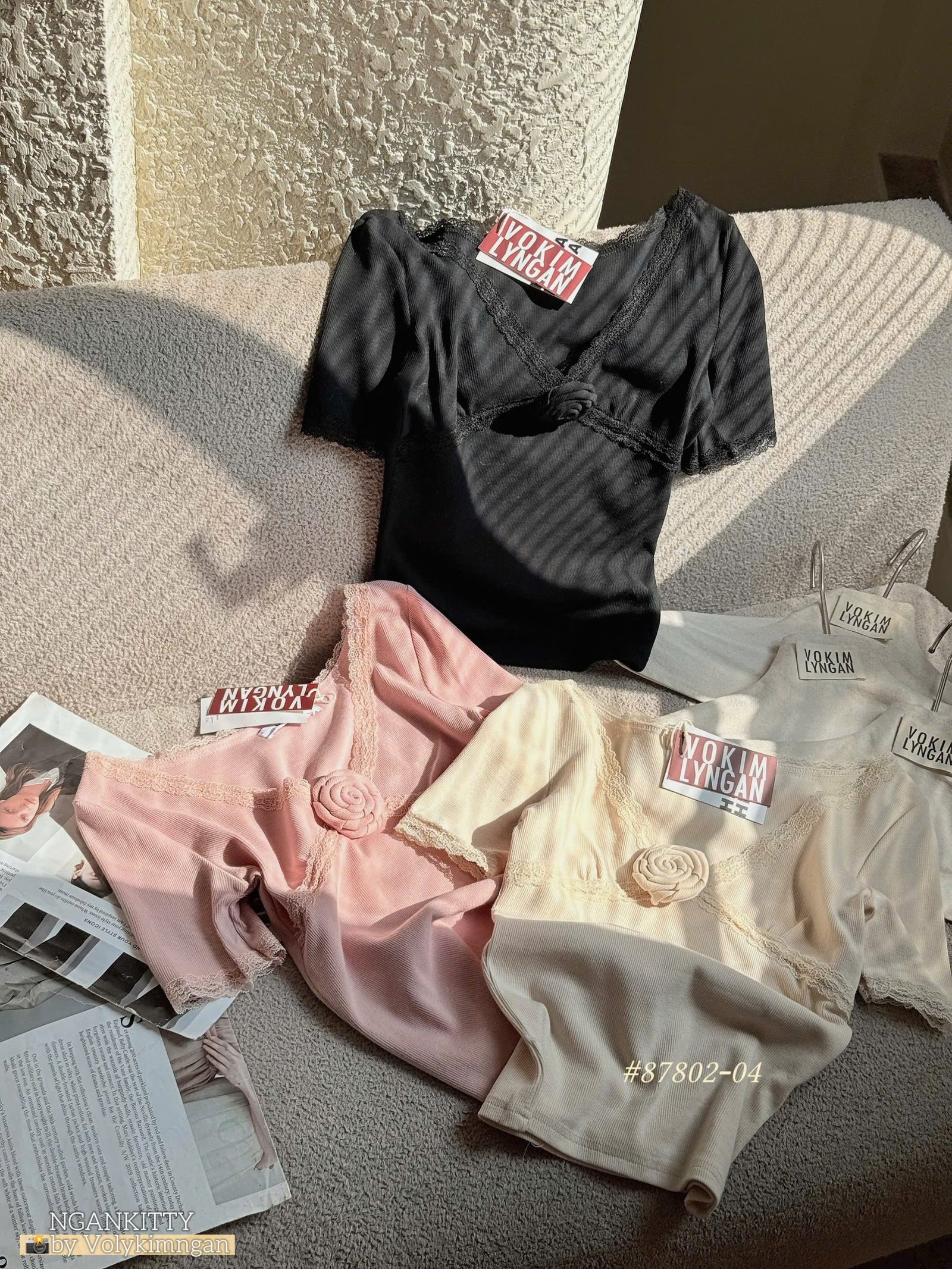 Áo viền ren kèm charm hoa - Ảnh 6