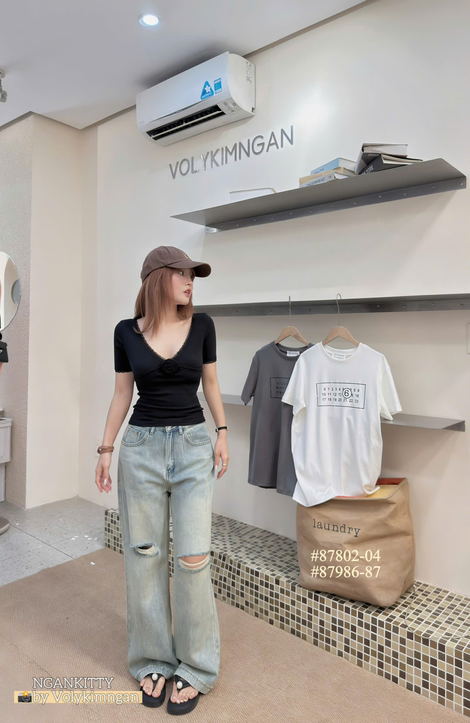 Áo viền ren kèm charm hoa