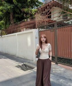 Áo viền ren kèm charm hoa