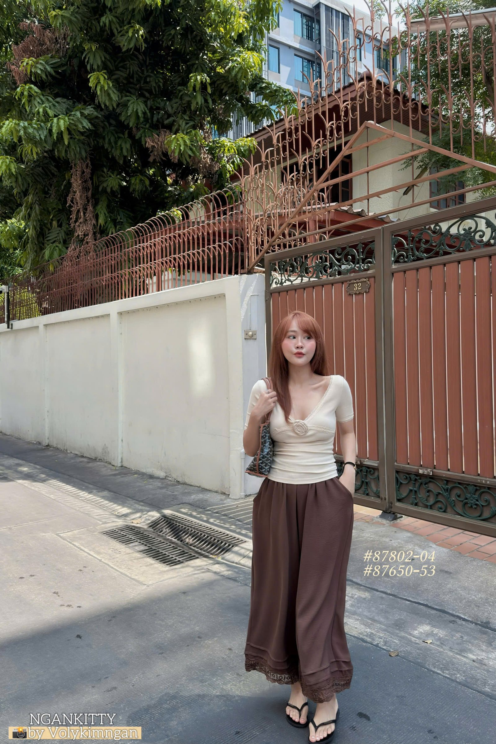 Áo viền ren kèm charm hoa