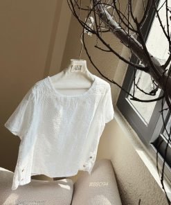 Alternative view of Áo mix ren hông nút gỗ